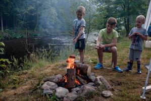 Dřevěné, ohýbané židle Sádlík tým, na restauračních židlích Arol  AL, Šumava, camp Annín II. na Otavě, 2017