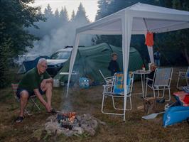 Dřevěné, ohýbané židle Sádlík tým, na restauračních židlích Arol  AL, Šumava, camp Annín II. na Otavě, 2017