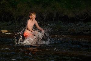 Dřevěné, ohýbané židle Sádlík tým, na restauračních židlích Arol  AL, Šumava, camp Annín II. na Otavě, 2017