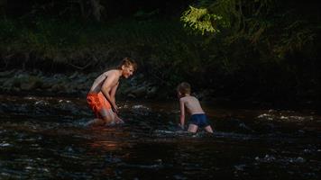 Dřevěné, ohýbané židle Sádlík tým, na restauračních židlích Arol  AL, Šumava, camp Annín II. na Otavě, 2017