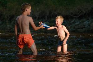 Dřevěné, ohýbané židle Sádlík tým, na restauračních židlích Arol  AL, Šumava, camp Annín II. na Otavě, 2017