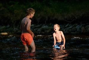 Dřevěné, ohýbané židle Sádlík tým, na restauračních židlích Arol  AL, Šumava, camp Annín II. na Otavě, 2017