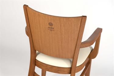 Zu unserem Angebot gehört der exklusive Eichen-Esszimmerstuhl mit Armlehnen 2197 AROL P AL DUB. Wir können auch einen Eichentisch für Ihr einzigartiges Interieur herstellen. Für die Bestellung schreiben Sie uns! Gepolsterter Sessel Arol P AL, tschechischer Hersteller von Stühlen und Tischen Sádlík