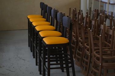 Barové židle z masivu přímo od výrobce, Nico P Bar 6196, barva moření dřeva standard - č. 4, čalounění koženka standard - Bruno 81,  Sádlík Moravský Písek