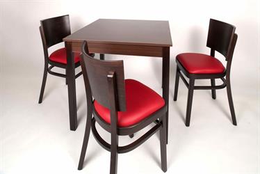 Esszimmer-Set besteht aus Restaurantstühlen 2194 Linetta P, Holzbeize Farbe Standard - 4, Polsterung Leder Standard - Bruno 62 + Esstisch Karpov, Tisch melaminharzbeschichtet in Beize Farbe Standard - 4. Möbel des tschechischen Herstellers Sádlík.