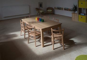 Montesorri Kladno, Kindergartenausstattung des tschechischen Möbelherstellers Sádlík, Luki-Stühle und ein massiver Kindertisch Kasparov DS