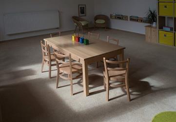 Montesorri Kladno, Kindergartenausstattung des tschechischen Möbelherstellers Sádlík, Luki-Stühle und ein massiver Kindertisch Kasparov DS