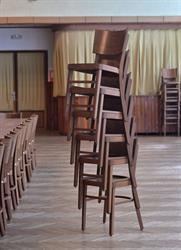 stapelbare Holzstühle von Sádlík im Kulturhaus im Dorf Walachische Polanka